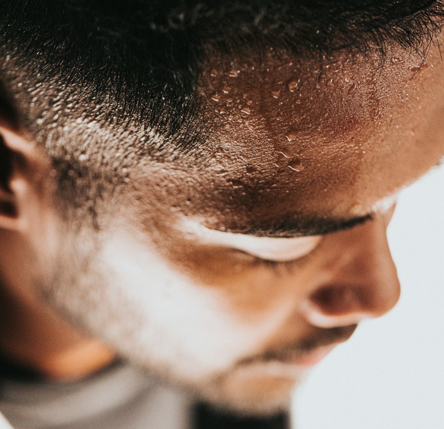 Man sweating from sports requiring use of shampoo for sweaty scalp