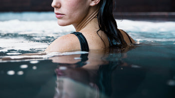 Swimmer with wet hair, emphasizing chlorine shampoo care.