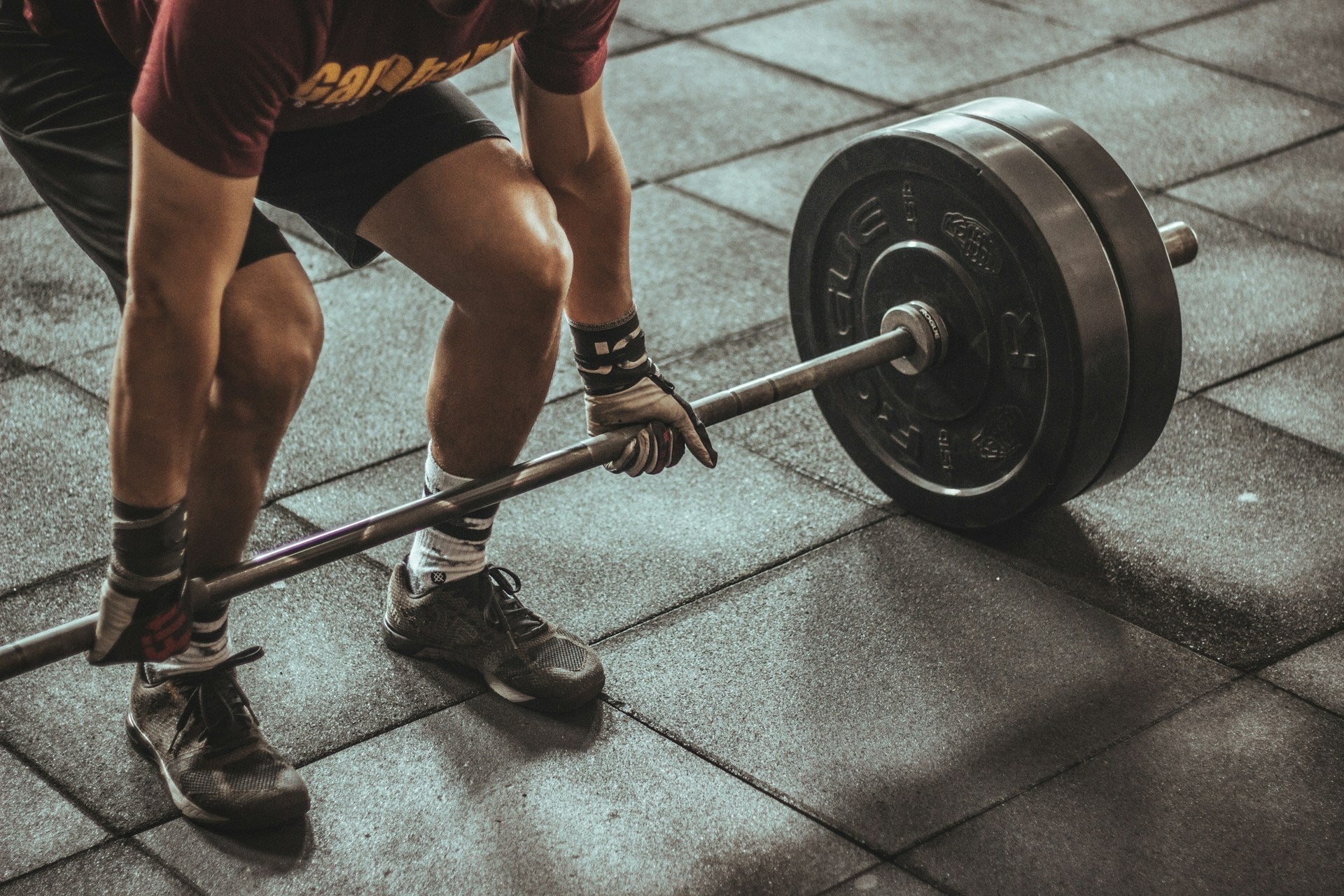 Athlete performing a deadlift, highlighting the risk of weightlifting injuries.